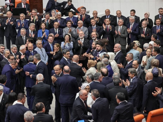 A török ​​parlamenti képviselők támogatják a PKK fegyvereseinek reintegrációjáról szóló történelmi törvényt