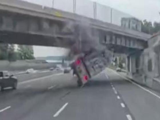 A műszerkamera videója azt a pillanatot mutatja, amint egy teherautó nekicsapódik a New York-i felüljárónak