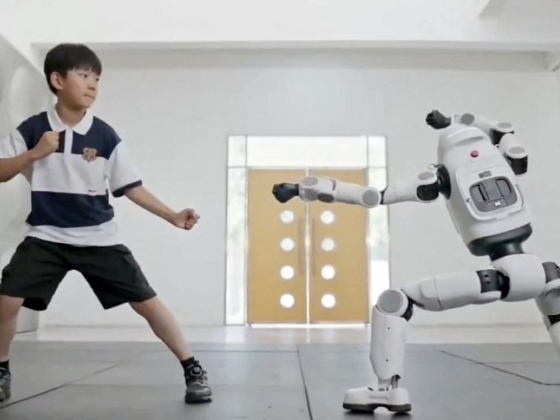 Hamarosan egy robot tanítja majd a gyerekünket karatézni is