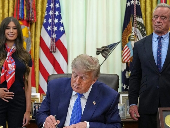 Trump aláírta a rendeletet, amelyben kevesebb gyermekkori védőoltást kér, ellenkezik az orvosi csoportok tanácsával