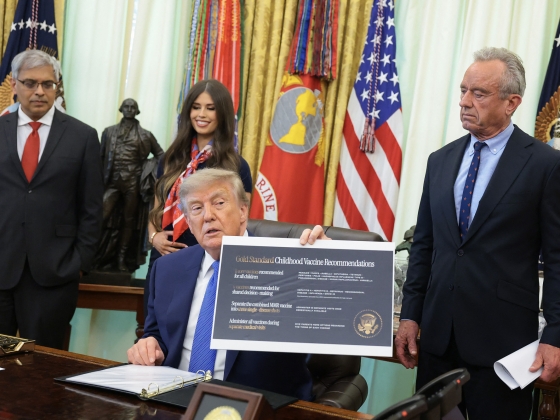 A védőoltások korlátozásáról írt alá elnöki rendeletet Trump