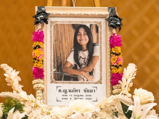 Egy thaiföldi templomban a szülők egy 12 éves tömeglövés áldozatát gyászolják, egy apa pedig bocsánatért esedez