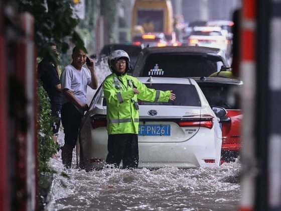 Dolphin tájfun: Peking felkészül az éves csapadék egyharmadára, miközben a vihar elsöpör Kínában