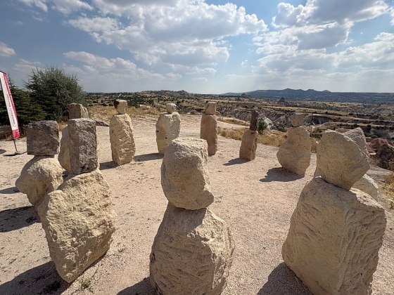 A múlt feltérképezése: A Cappadocia Biennálé új irányt mutat a művészet és a földrajz között