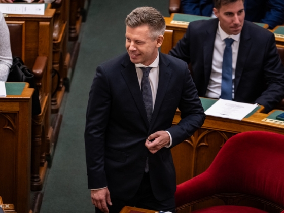Magyar Péter Németh Zsoltnak Tusványosról: Kuncsorog pár százmillió közpénzért, de nem lesz