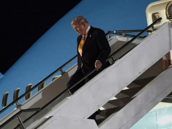 Trump egy vendéglátó-autóba rejtőzve titkos repülőgépcserében iráni fenyegetés miatt