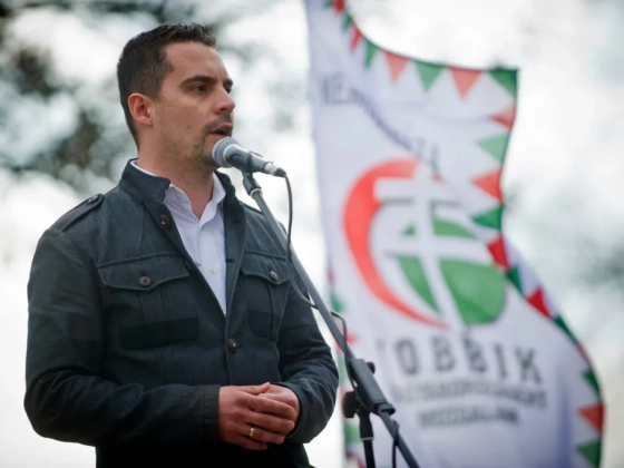 Vona Gábor szerint bunkóság volt, hogy a Mi Hazánk nem áll fel, amikor a parlamentben megemlékeztek a roma holokausztra