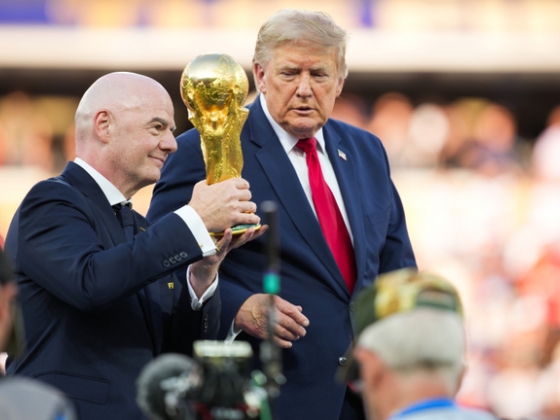 Donald Trump nyilvánosan védte meg az egyre nagyobb össztűz alá kerülő FIFA-elnököt