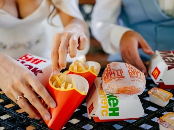 A McDonald’sban tartották az esküvőt, közben zavartalanul ment a kiszolgálás - videó