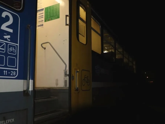 Kinyílt a vonat ajtaja menet közben – hajmeresztő pillanatokat rögzítettek a Pécsre tartó expresszen