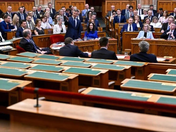 Amíg az Országgyűlés az új köztársasági elnökről szavaz, a Fidesz frakciója Tatán koszorúz meg egy '56-os emlékművet