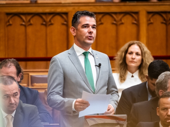Novák Előd szerint a Tisza azt hiszi, hogy náluk a bölcsek köve