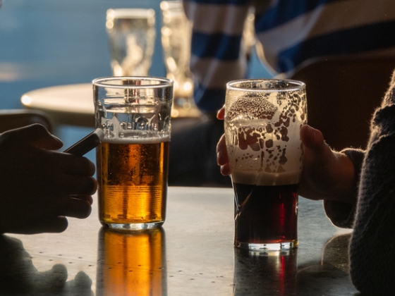 Az alkoholizmus nem csak az ivót érinti – családtagok ezrei keresnek segítséget Magyarországon