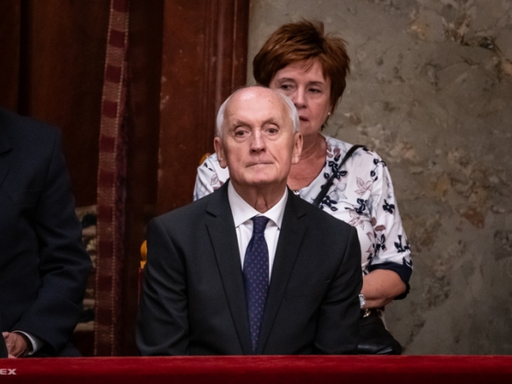 Baka András megérkezett az ülésterembe