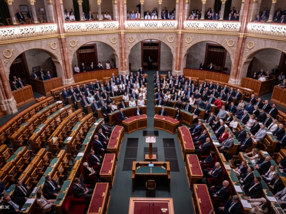 A Fidesz és a KDNP képviselői nincsenek az ülésteremben