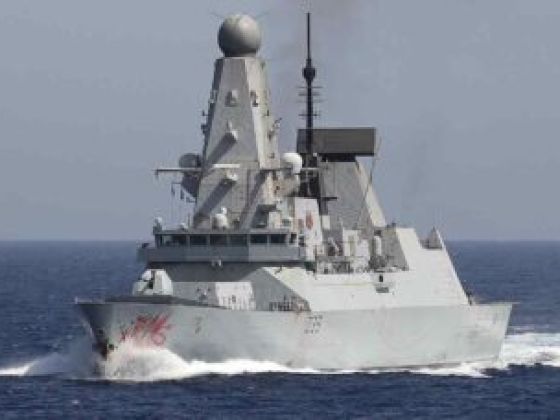 A HMS Dragon éleslövészetet hajt végre brit küldetése során az Arab-tengeren