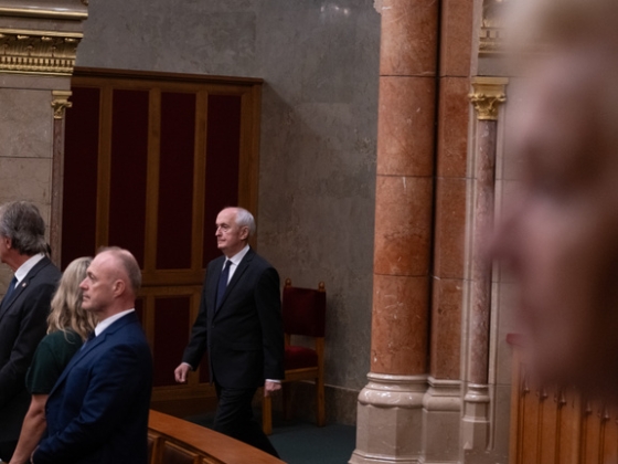 Még el sem kezdte beszédét, máris lemondásra szólították fel az új köztársasági elnököt