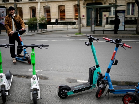 Párizs szigorítja az elektromos robogók és más járható járművek szabályait