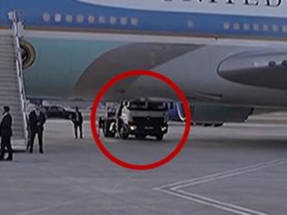 Nézze meg: Trumpot kicsempészték az Air Force One-ból egy vendéglátó teherautóval?