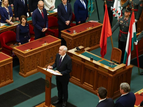 A magyar parlament Orbán-kritikust választotta új elnöknek