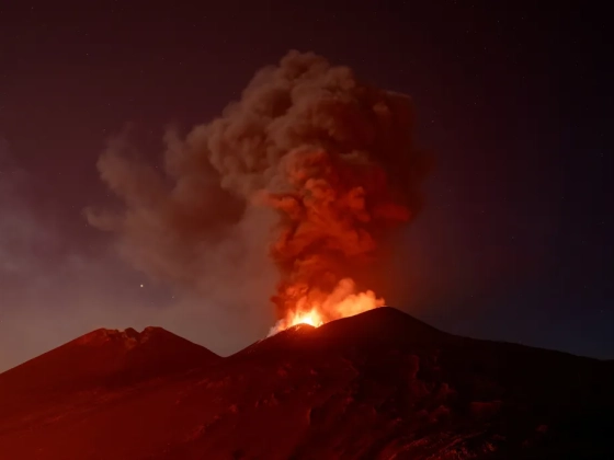 Megzavarta Szicília légi közlekedését az Etna kitörése, turisták ezrei rekedtek a szigeten