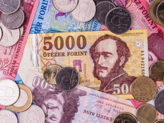 Emelkedik az olaj ára, gyengül a forint
