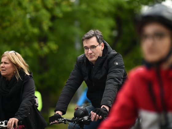 Karácsony Gergely papírmásával ünnepeltek a biciklisek: végre megépül a régóta követelt kerékpárút
