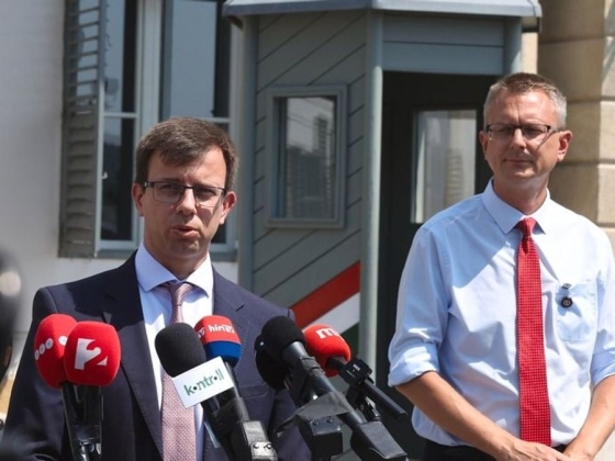 A tatai sortűz áldozatainak emléktábláját koszorúzta meg a Fidesz és a KDNP