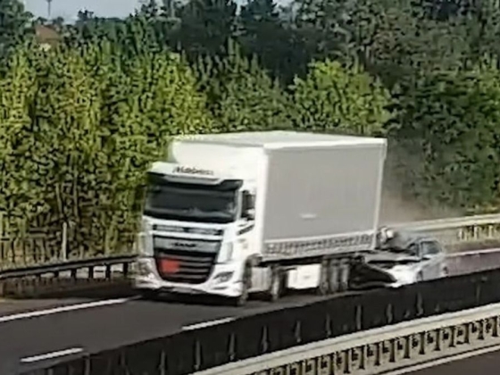 Telibe trafálta az M30-ason a kamiont, amely a roncsot még húzta magával + videó