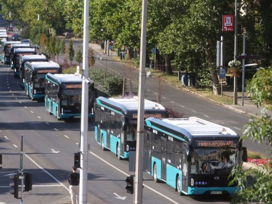 Kínai buszok lepték el a magyar megyeszékhelyt – újabb településen hódítanak a BYD-k