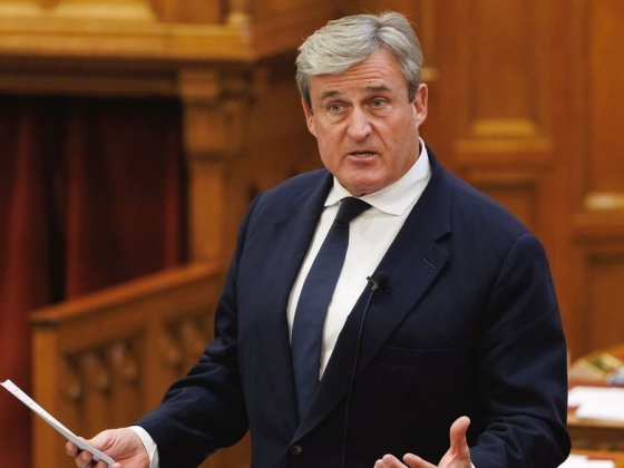 Itt a nagy hátraarc: Kapitány István államtitkára arról beszélt a parlamentben, hogy a kormány partnerként tekint az akkugyárakra