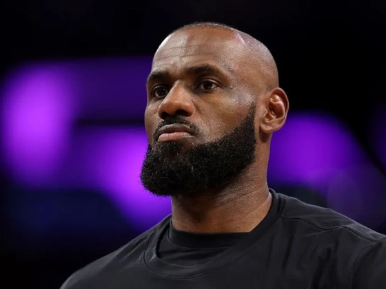 NBA: LeBron James új csapata a címvédő ellen kezdi meg az idényt