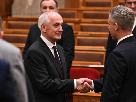 Megjött a Tisza válasza arra, hogy a Fidesz a tatai sortűzper miatt támadja Baka Andrást