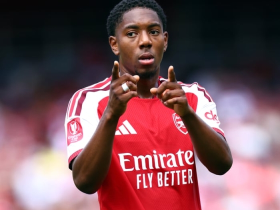 Az Arsenal játékosa, Myles Lewis-Skelly balhátvéd megoldásként ajánlotta fel a Manchester Unitedet