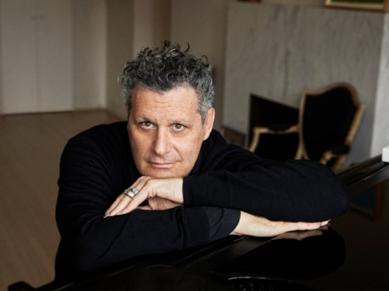 Isaac Mizrahi a színpadon, stílus és az Unzipped öröksége: „A divatnak nincs többé igazi gerince”