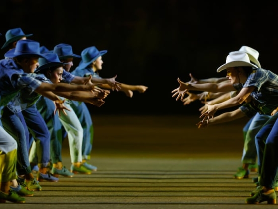 Yeehaw! Hozd be a sztepptáncos tehénlányokat! Hogy az Edinburgh-i katonai tetoválás hirtelen kihűlt