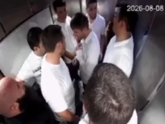 15 métert zuhant egy túlzsúfolt lift, négy férfi súlyosan megsérült – videó