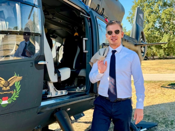 Magyar Péter életében először helikopterezik