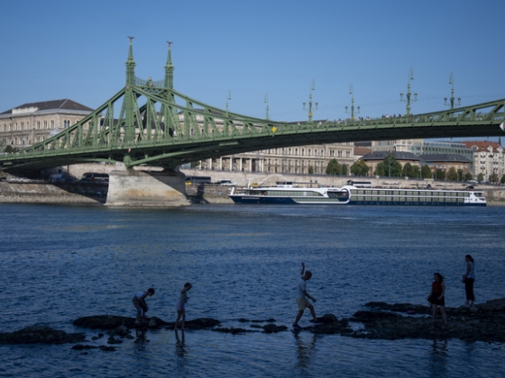 Nyomozás indult a Szabadság híd Szent Koronáját rángató fiatalok ügyében