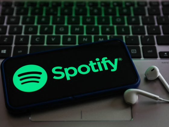A Spotify megjelöli és kiszorítja az ajánlóiból a mesterséges intelligencia által alkotott kamuzenészeket