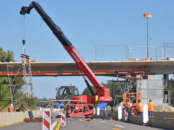 Az A81 teljesen lezárva, forgalmi dugók káosz, terelések: acélgerendák omlottak az autópályán