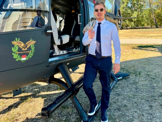 Magyar Péter helikopterrel ment Paksra, de elmagyarázta, hogy ez most más, mint amikor a fideszesek helikoptereztek