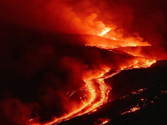 Az Etna kitörése: A Catania repülőtér bezárul, és a hamufelhő eléri Líbiát