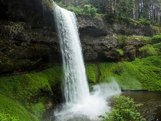 Halálos fotózás: 20 éves turista zuhant le egy 54 méteres vízesésről Oregonban