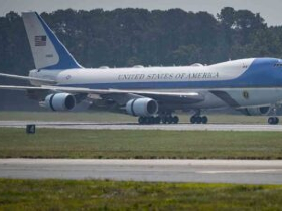 Az Air Force One-t csaliként használták Trump titkos brit repülőútja során