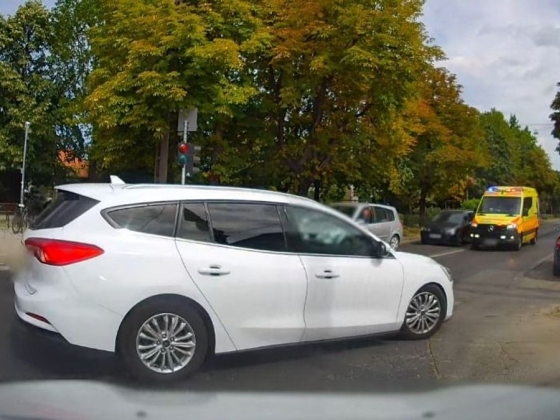 Nem értette, miért állnak meg a többiek, majd a mentő elé hajtott + videó