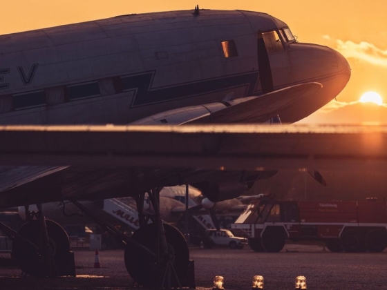 Repülőtéri járművek, oldtimerek, kivilágított pilótafülkék – ilyen lesz szombaton A repülés éjszakája az Aeroparkban
