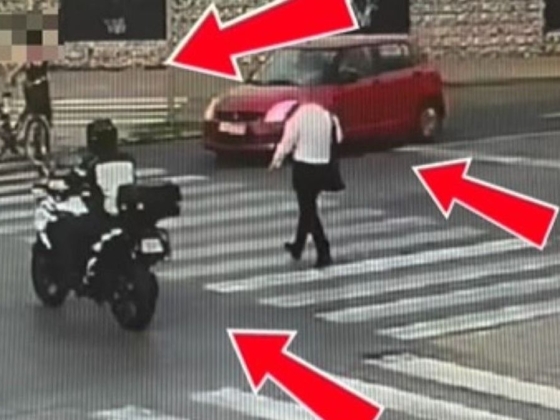 Piroson hajtott át a suzukis Szolnokon, alig fért át a gyalogosok között a zebrán – videó