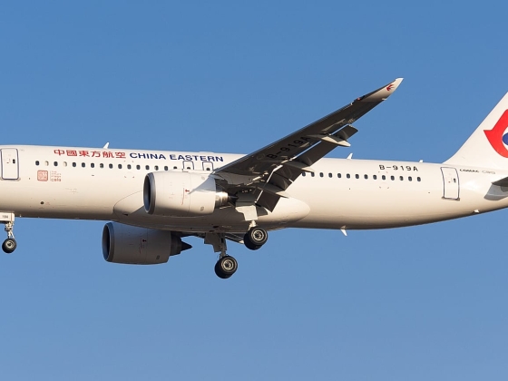 A kínai C919-es első nemzetközi repülést hajt végre, mivel célba veszi a Boeinget és az Airbust