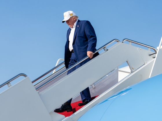 Csaliként használták fel az elnöki különgépen utazó amerikai kormány több miniszterét és sok újságírót, miközben Trumpot biztonságosabb repülőre csempészték az iráni fenyegetés miatt